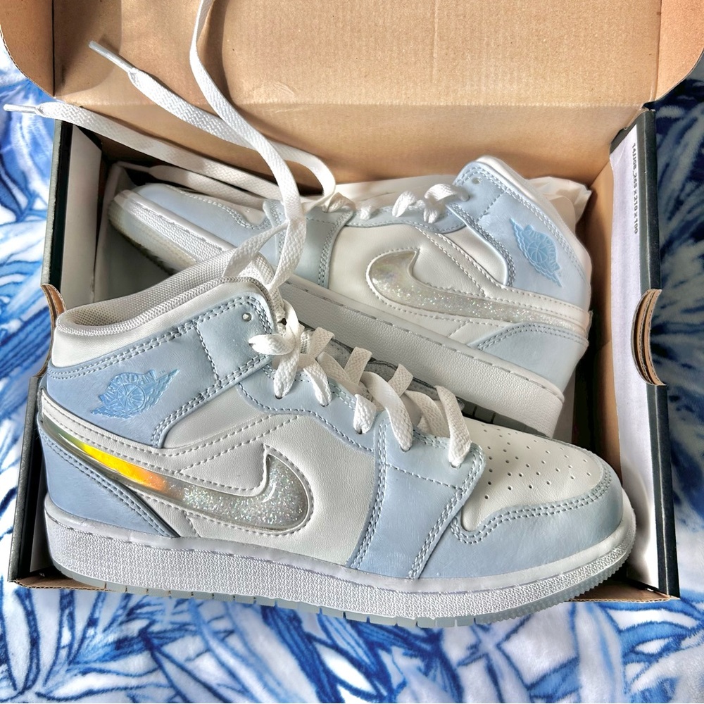 {100% AUTHENTIC} Air Jordan 1 Mid SE (5Y) Big Kids Ice Blue Snow Globe Sneakers
